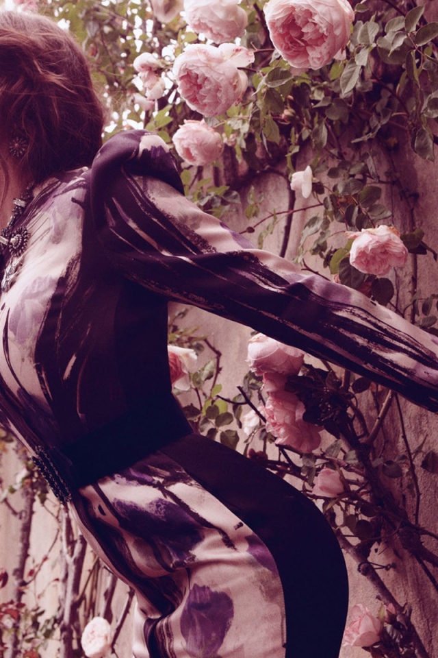 Джессика у стены с цветами