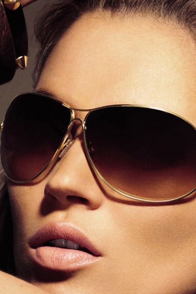 Модель в гламурных очках