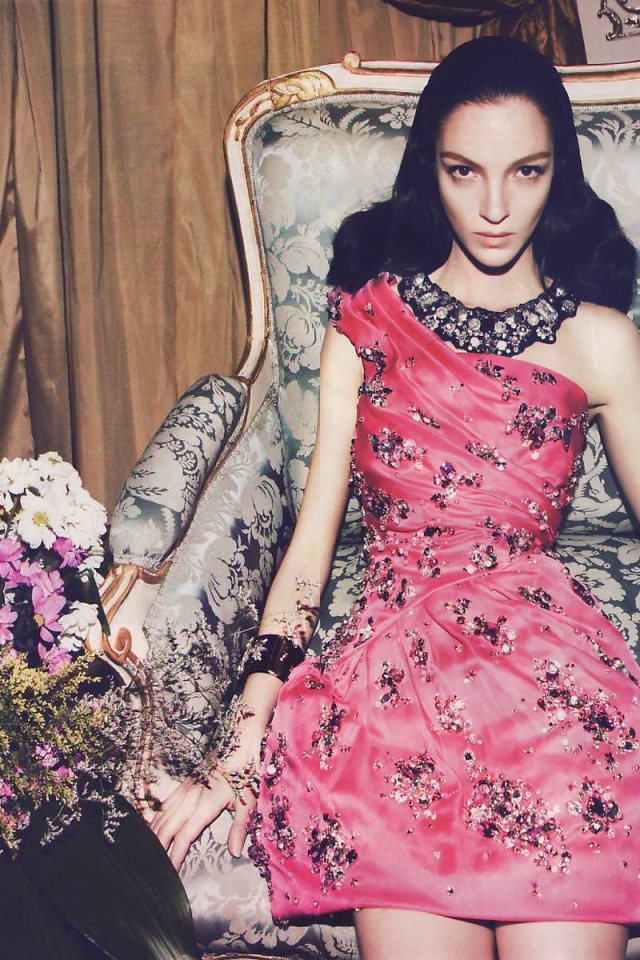 Модель в розовом платье, рекламное фото