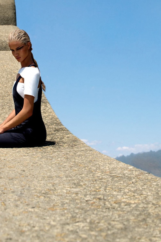 Модель на бетонной стене, рекламное фото