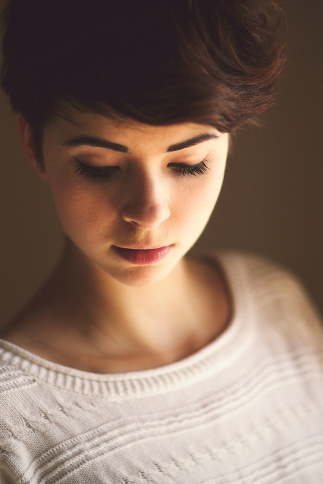 Брюнетка у окна