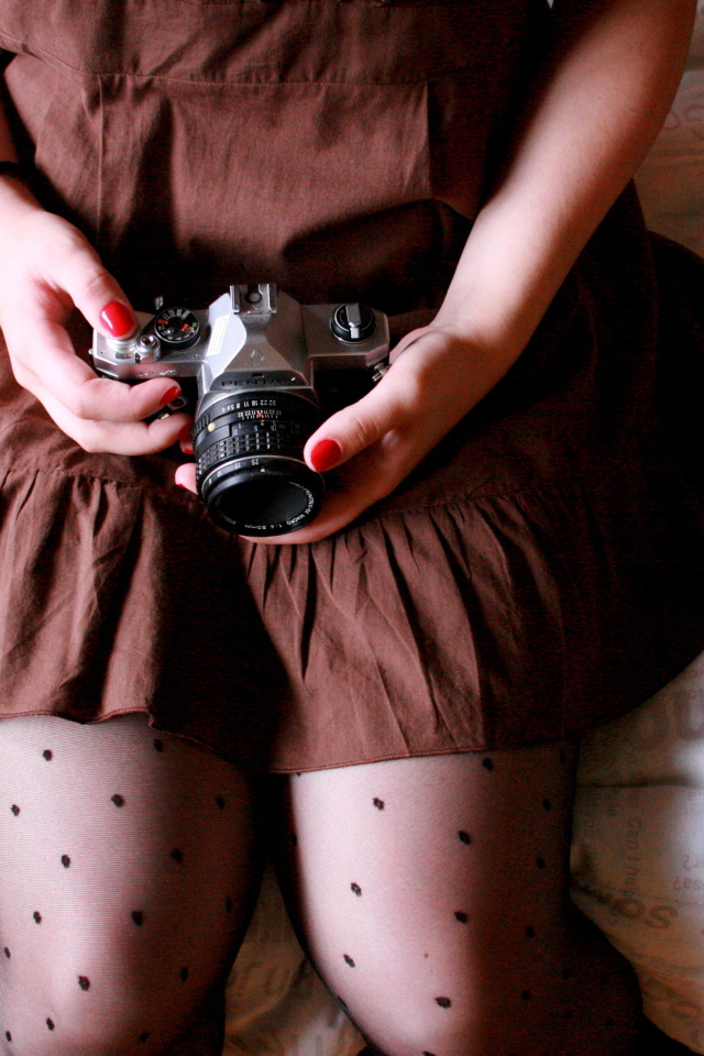 Девушка в коричневом платье