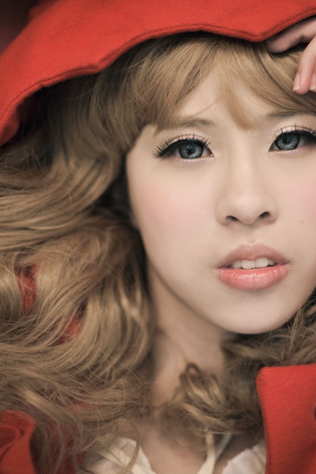 Девушка в красном пальто