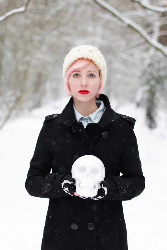 Девушка с черепом из снега