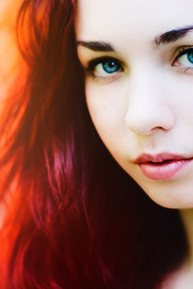 Рыжая девушка с голубыми глазами