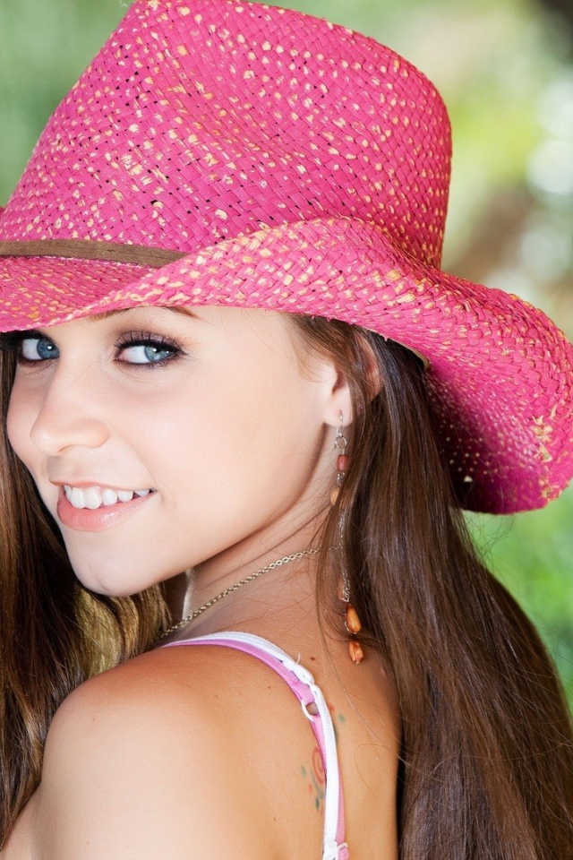 Тиффани в розовой шляпе