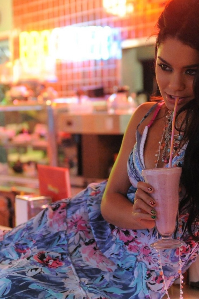 Ванесса пьет коктейль