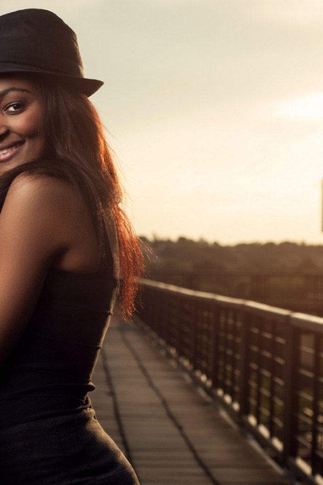 Черная девушка на мосту