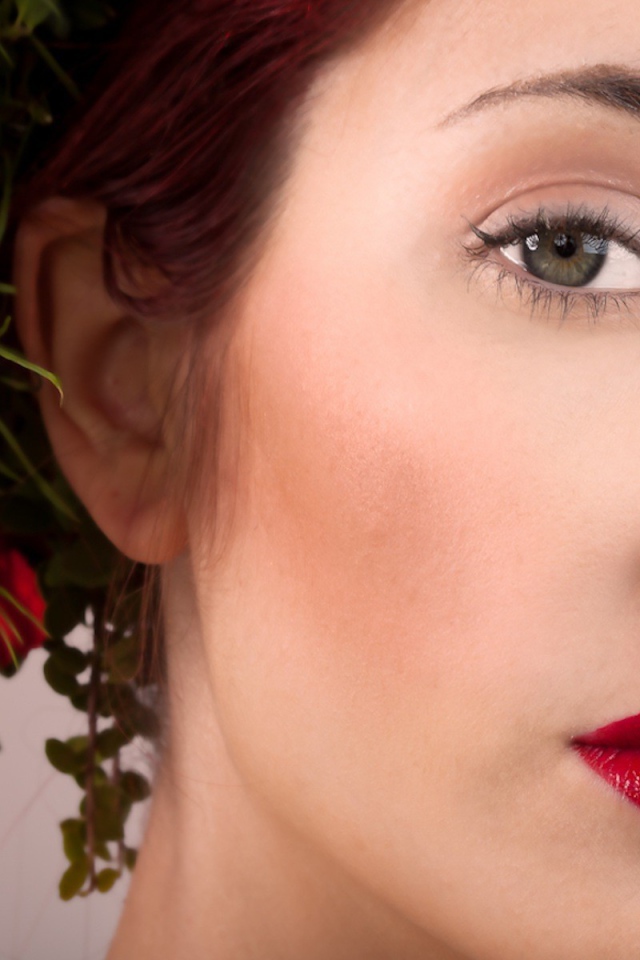 Сюсан с прической из цветов