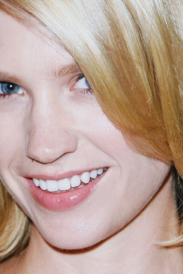 Блондинка Януари с голубыми глазами