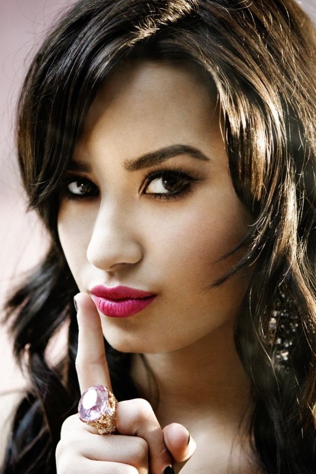 Деми грозит пальчиком