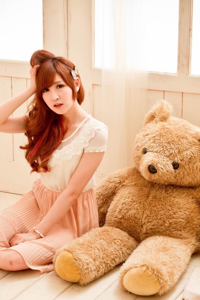 Девушка с большой мягкой игрушкой