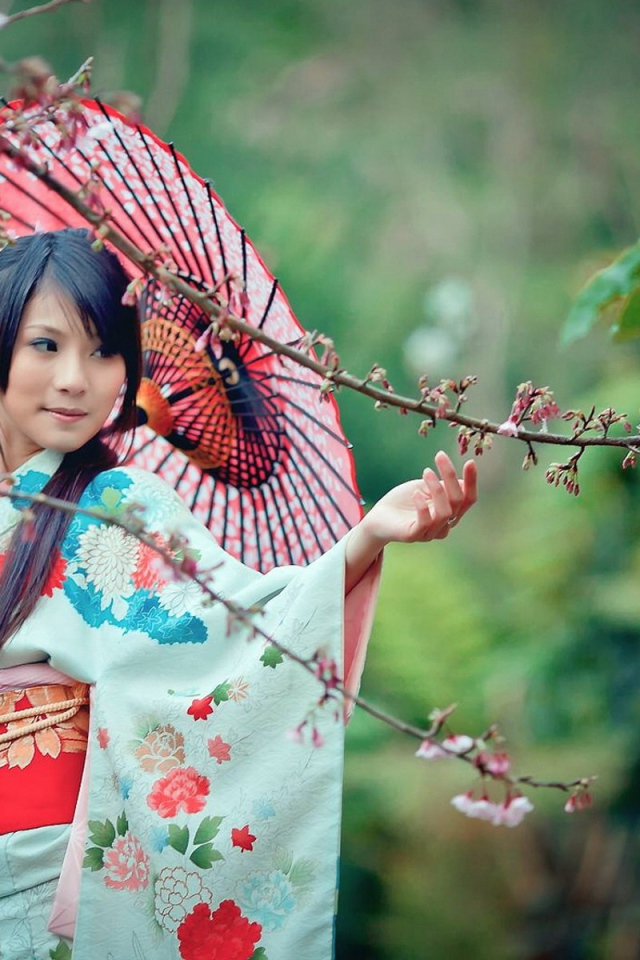 Японка в весеннем саду
