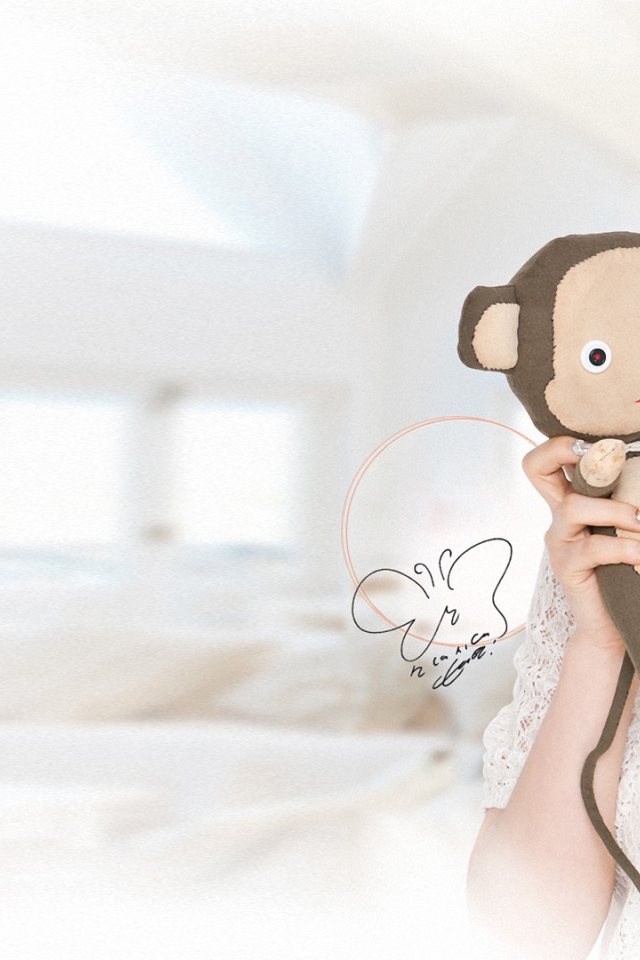 Корейская девушка с игрушкой