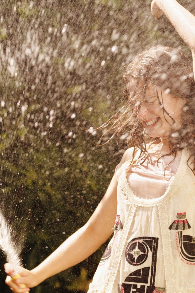 	  Spanish actress sprays of water