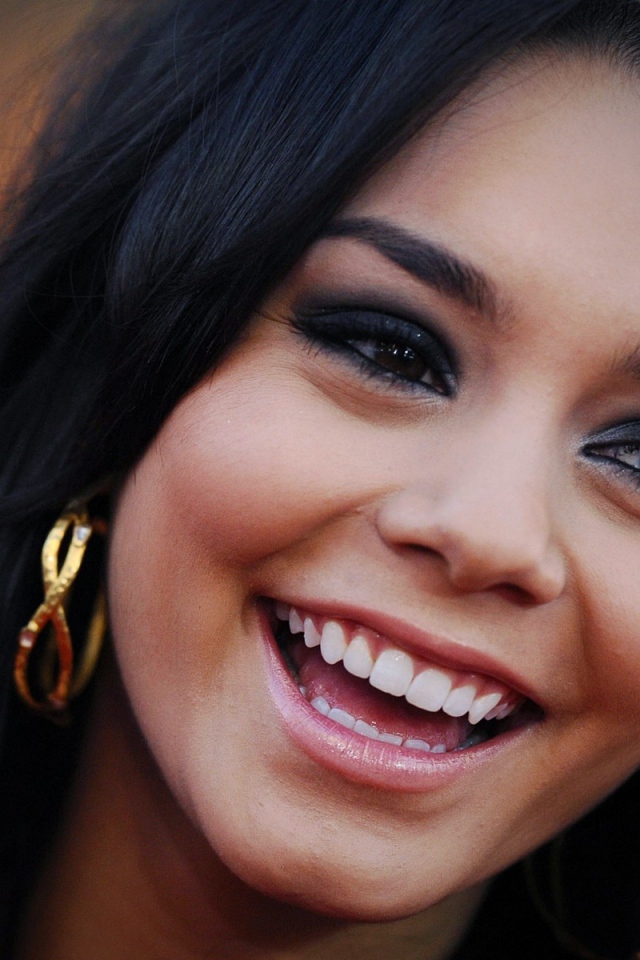 Актриса Ванесса смеется