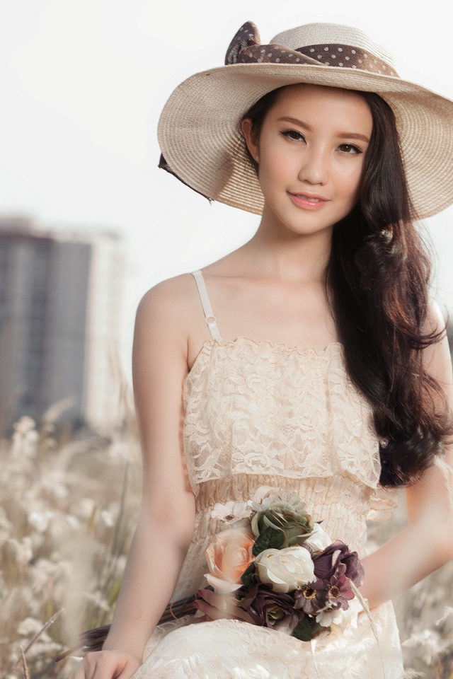 Азиатка в шляпе