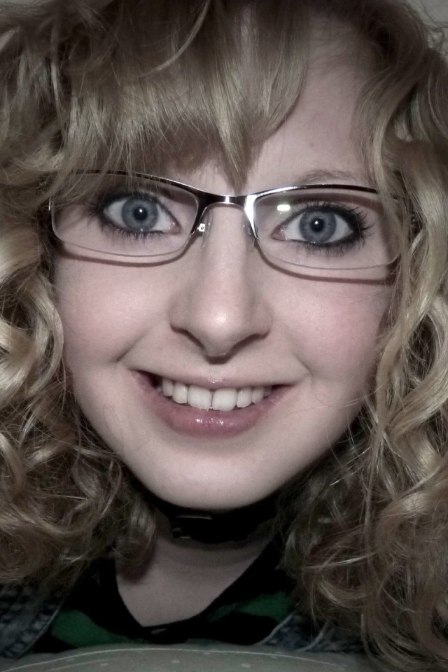 Блондинка в очках