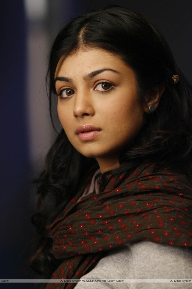 Брюнетка с черными глазами