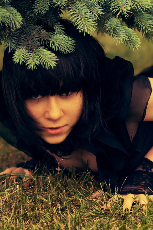 Девушка в черном платье на природе