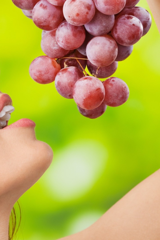 Девушка с красным виноградом