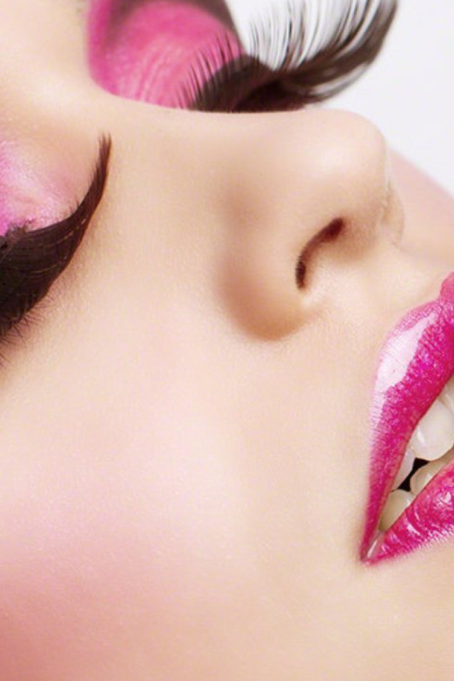 Розовый макияж