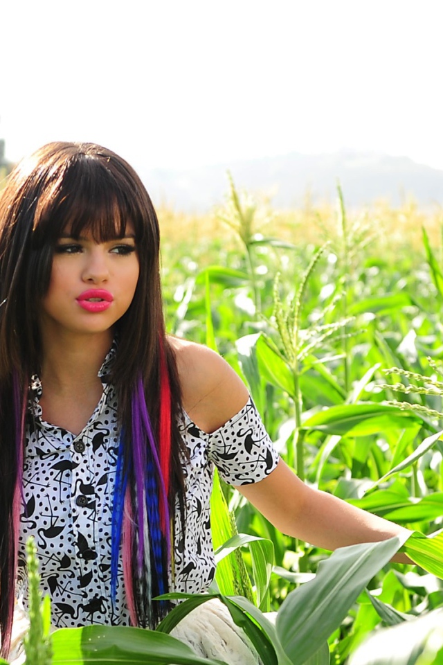 Селена Гомез в кукурузе