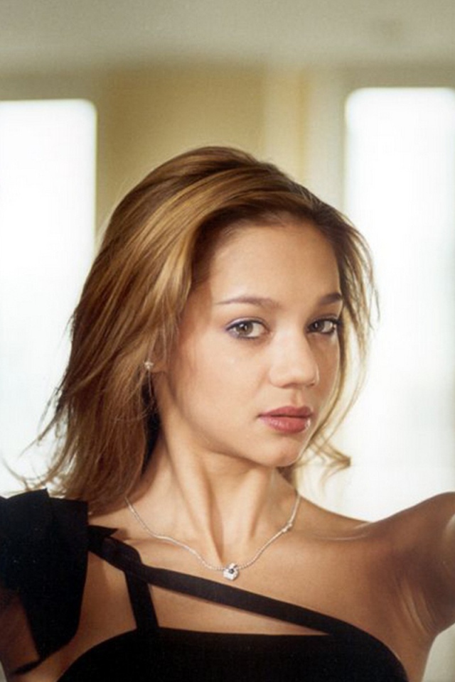 Девушка у стекла