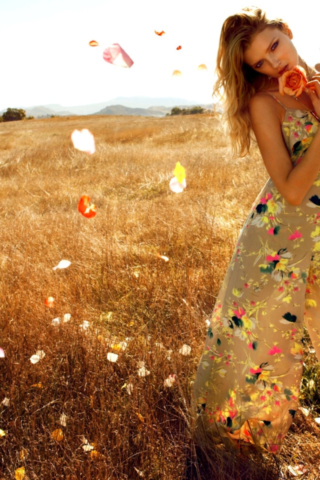 Девушка с розой на поле