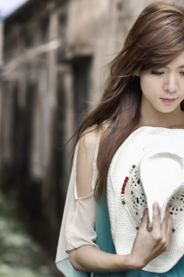 Девушка с белой шляпой