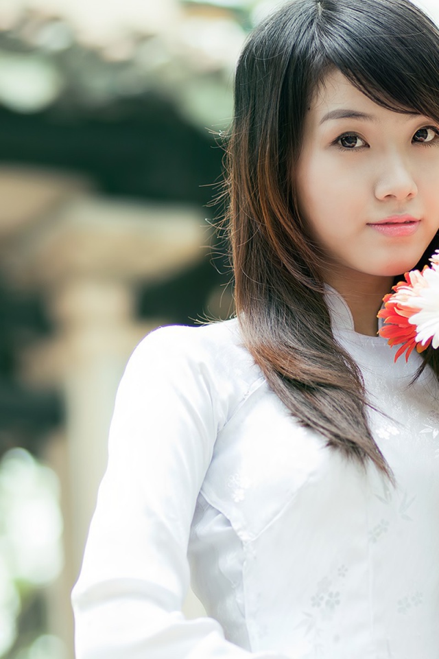 Вьетнамская девушка с цветами