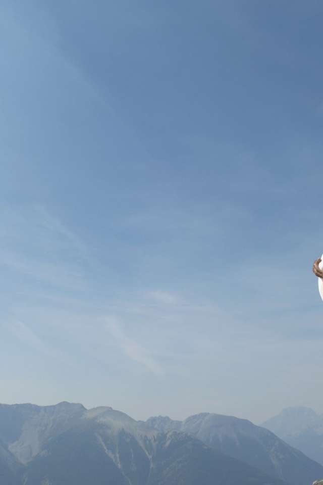 Женщина на вершине горы