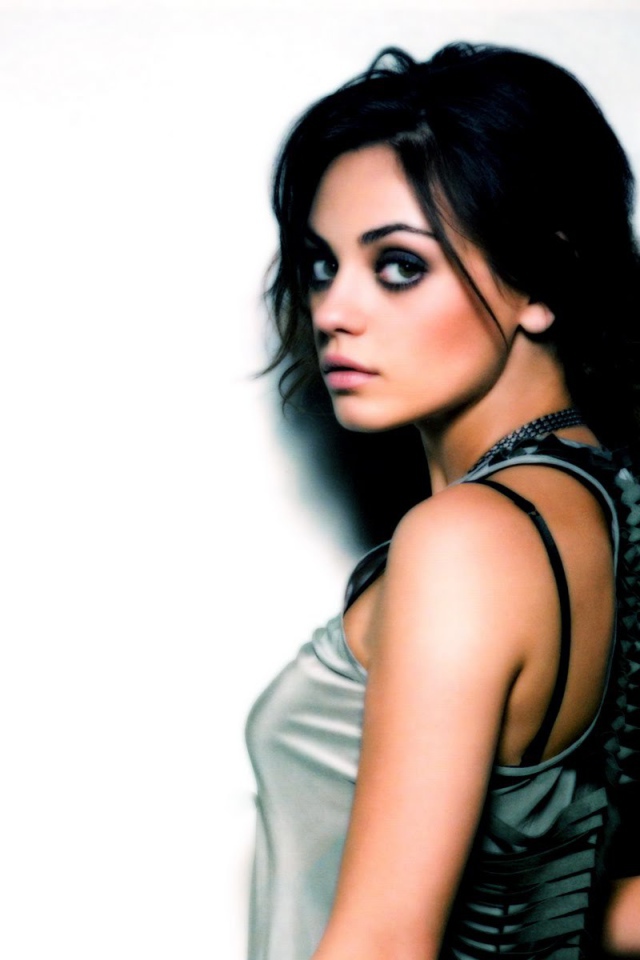 Красивая актриса Мила Кунис