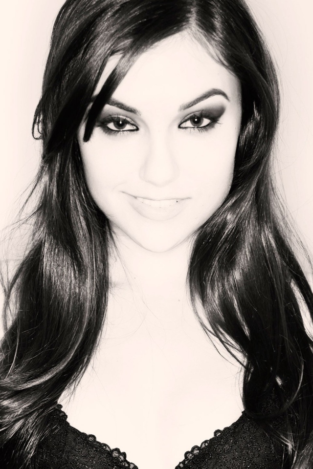 Черноволосая Саша Грей