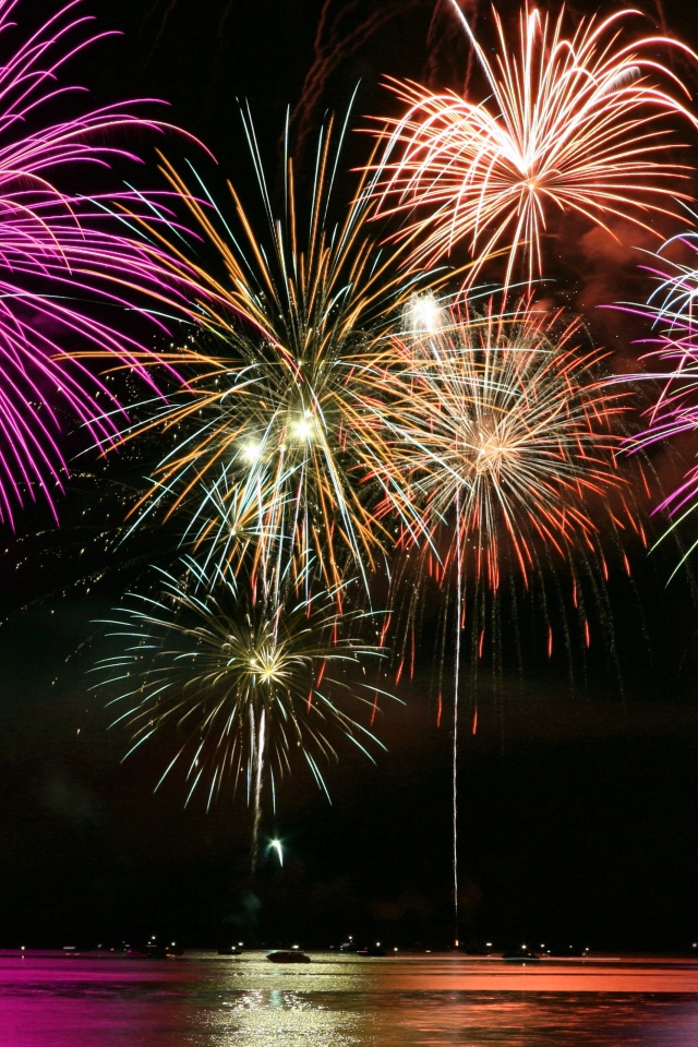Фейерверк над водой