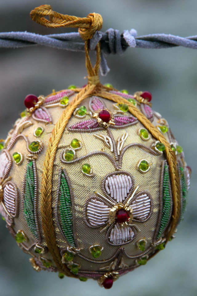 Мягкий шарик на колючей проволоке