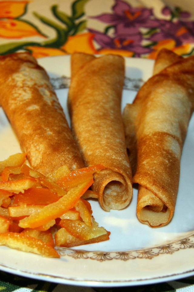 Блины на тарелке на Масленицу