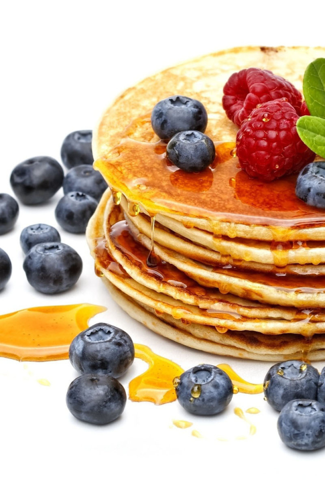 Блины с малиной и черникой на Масленицу