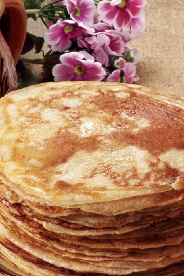 Блины со сметаной на Масленицу