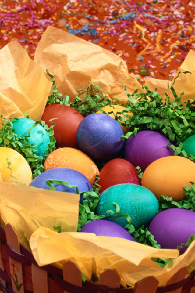 Корзина яиц среди конфети на Пасху