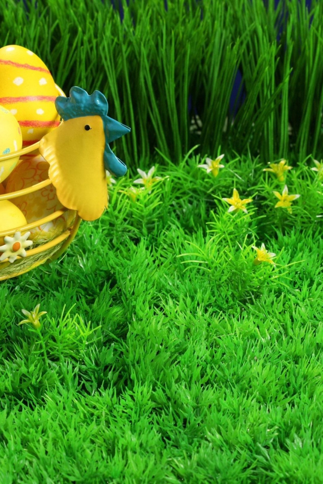 Корзина яиц на зеленой траве на Пасху