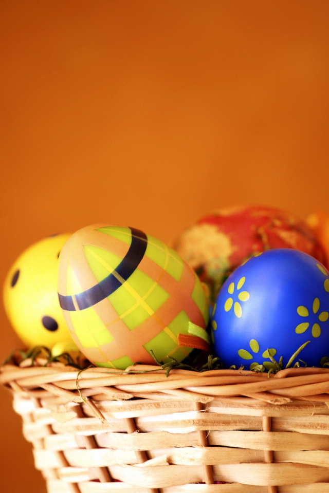 Корзина яиц на оранжевом фоне на Пасху
