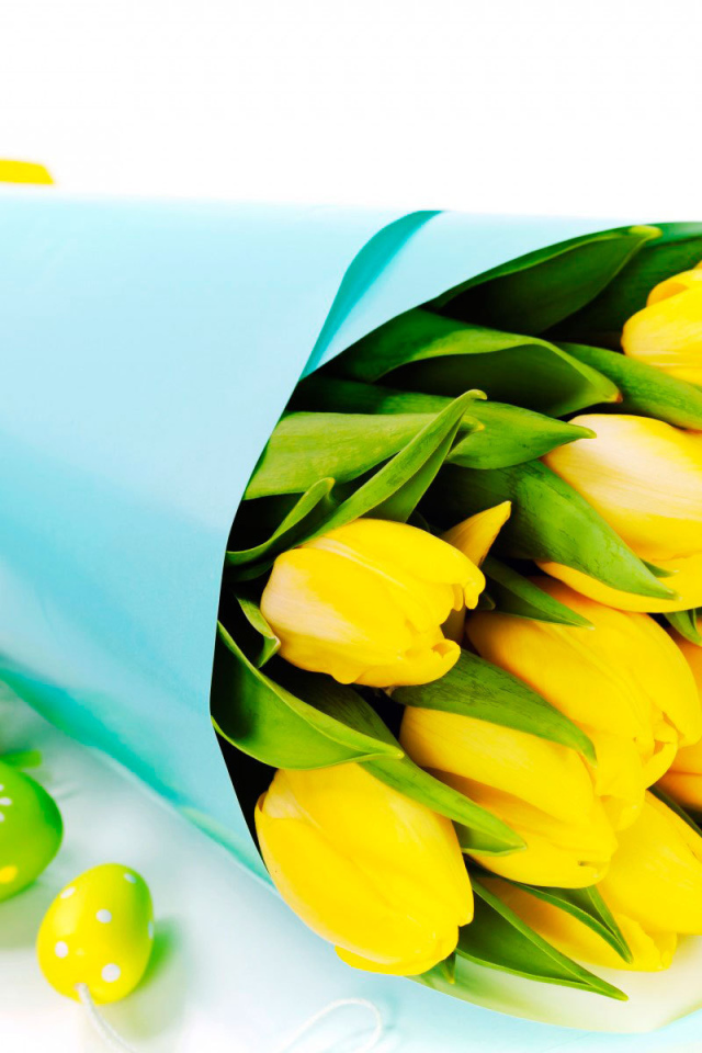 Букет желтых тюльпанов на Пасху