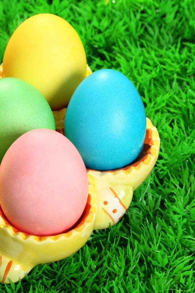Разноцветные яйца на траве на Пасху