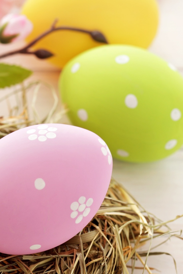 Яйцо на сене на Пасху