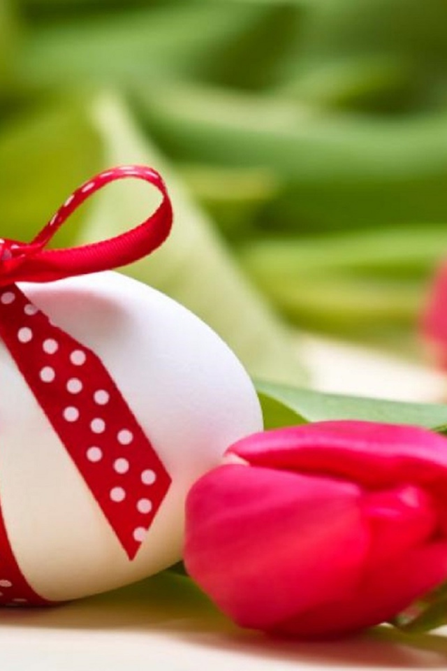 Яйцо с красным бантом на Пасху