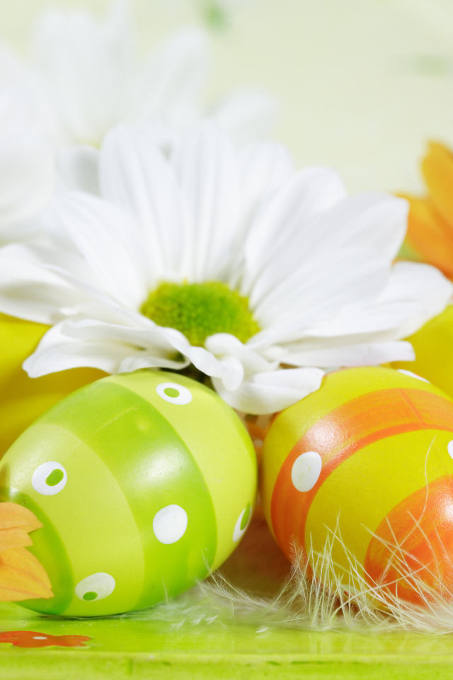 Яйца среди цветов на Пасху