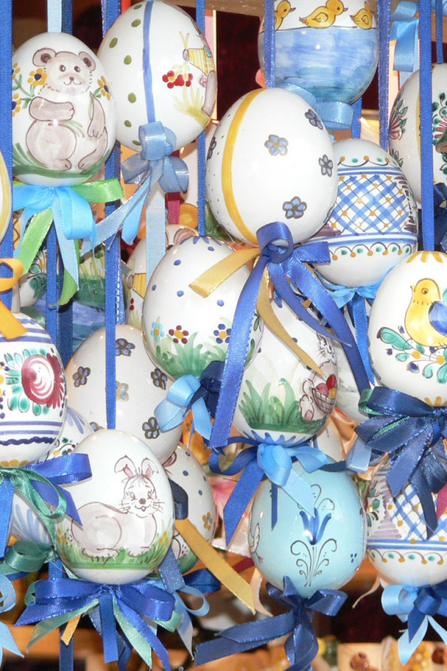 Яйца на веревочках на Пасху