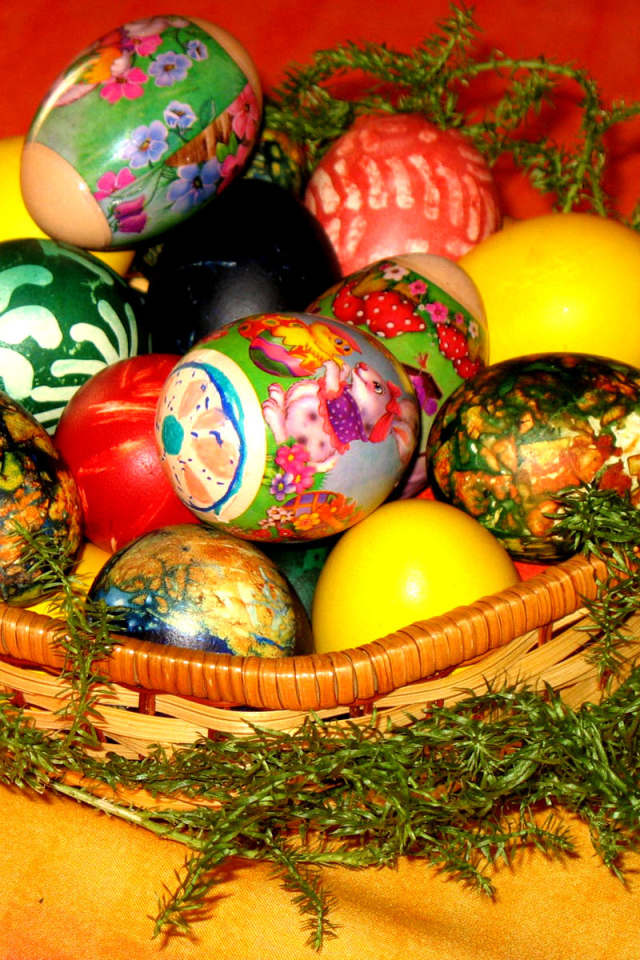 Яйца в корзине на Пасху