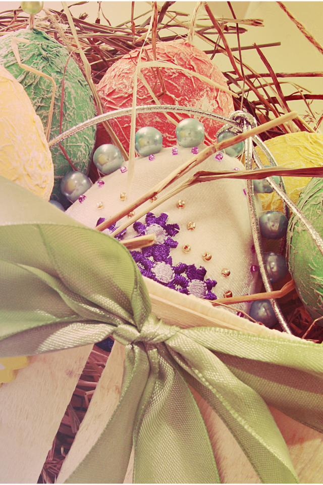 Яйца в корзине с сеном на Пасху